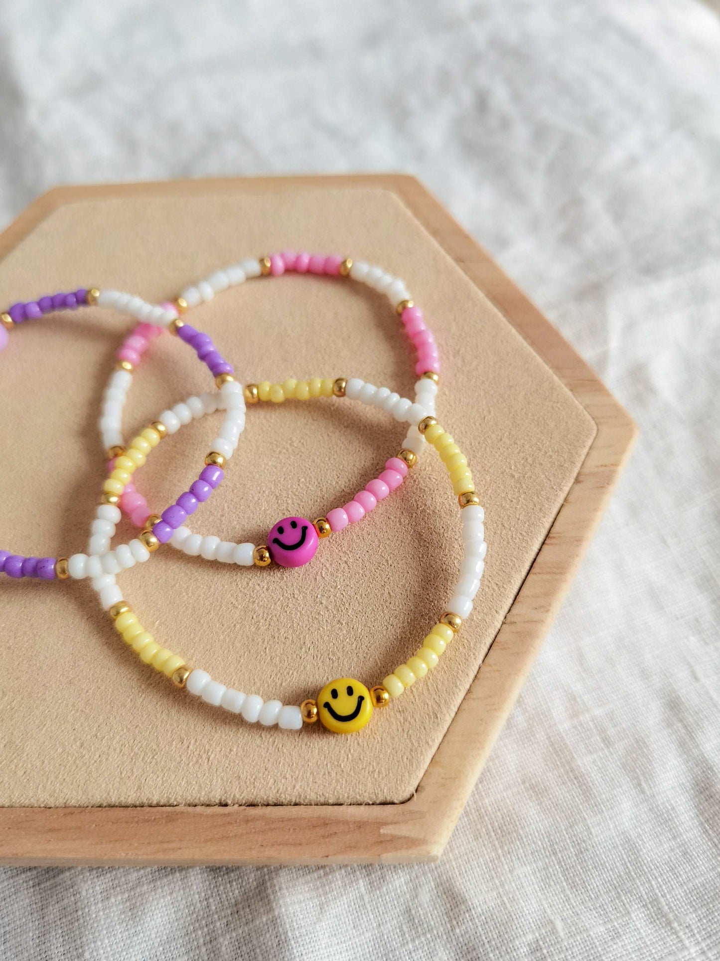 Buntes Perlenarmband Smiley in lila, rosa und gelb