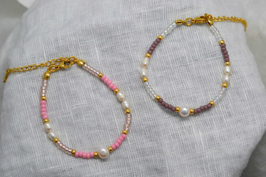 Buntes Perlenarmband mit Süßwasserperlen in den Farben rosa und lila