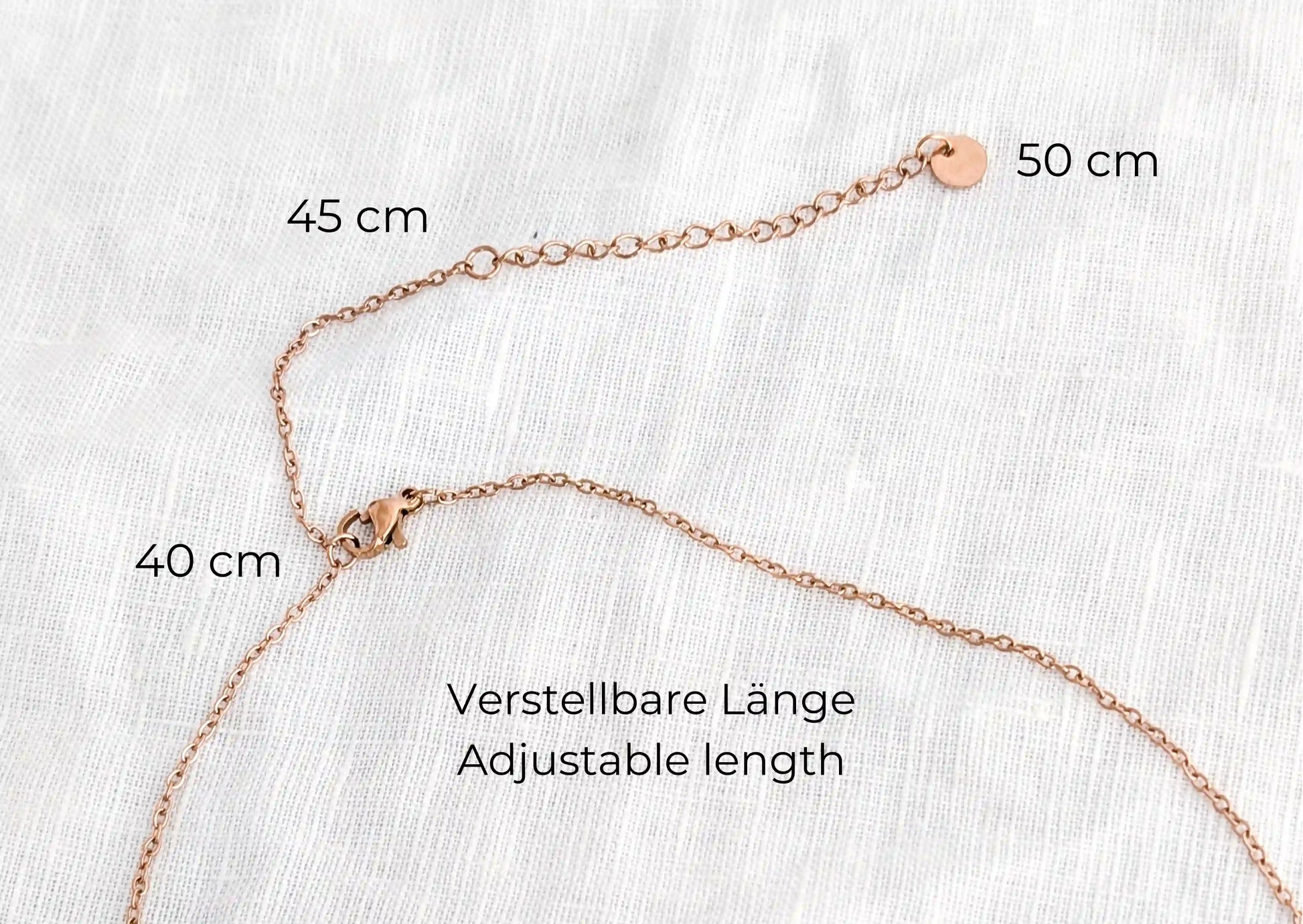 Detailfoto der verstellbaren Trauzeugin Halskette in Roségold mit 40–50 cm Länge, gezeigt mit Markierungen der einzelnen Längenabschnitte – ideal als Dankeschön für die Trauzeugin