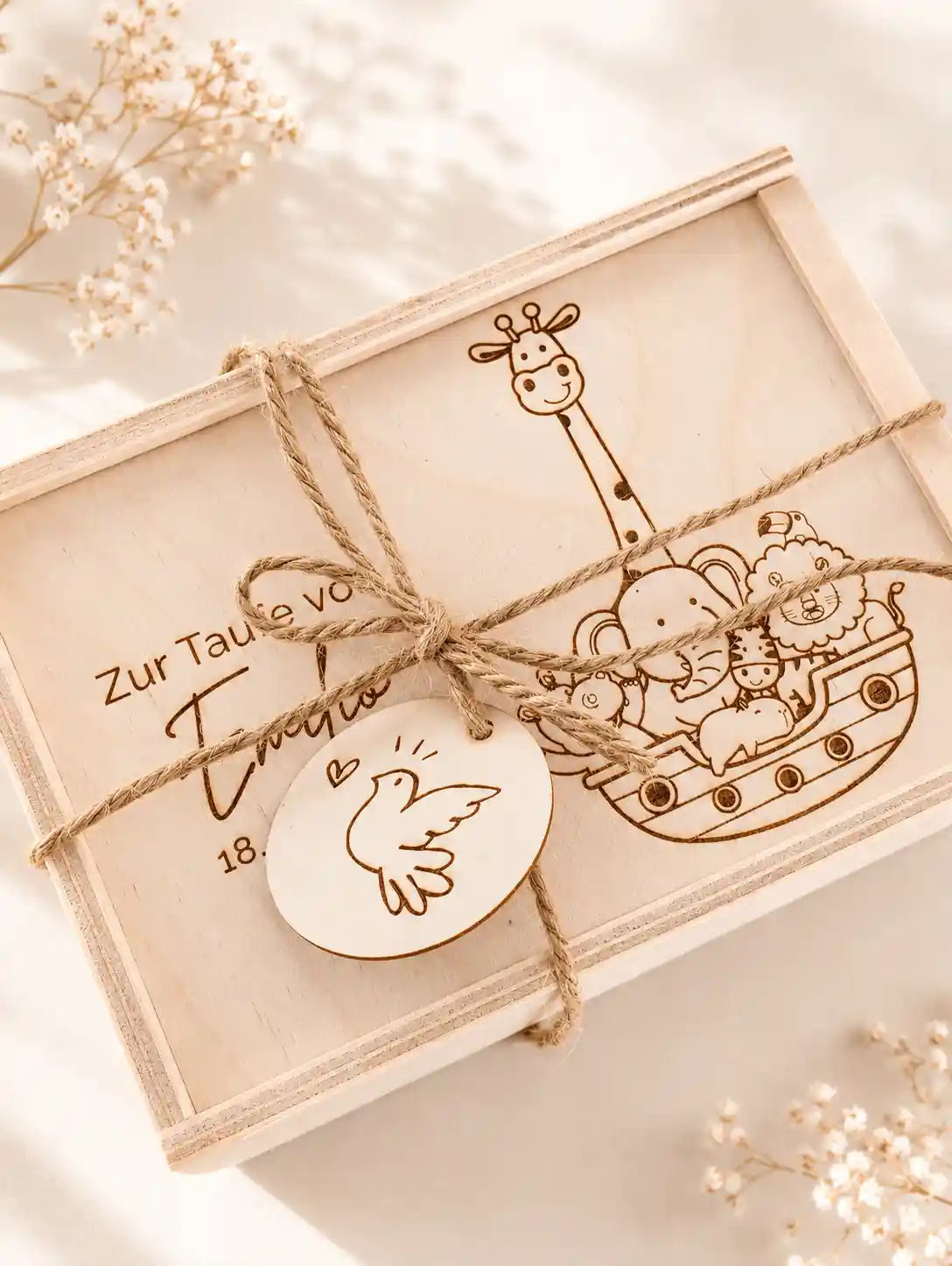 Personalisierter Holzanhänger für Geschenkbox zur Taufe, graviertes Taufgeschenk aus Holz mit liebevollen Motiven und Name