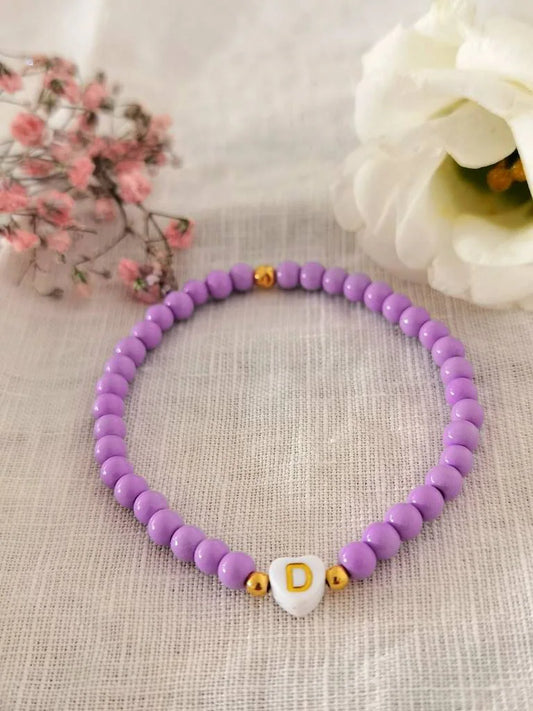 Buchstaben Armband mit lila Glasperlen