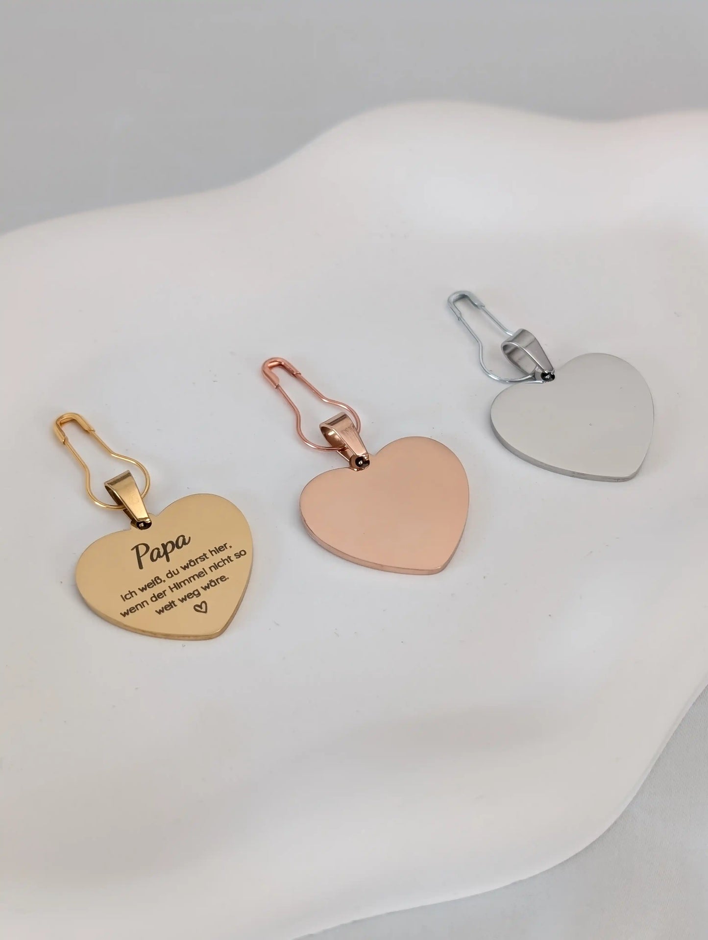 Personalisierte Herzanhänger für den Brautstrauß in Gold, Silber und Roségold mit individueller Gravur zur Hochzeit
