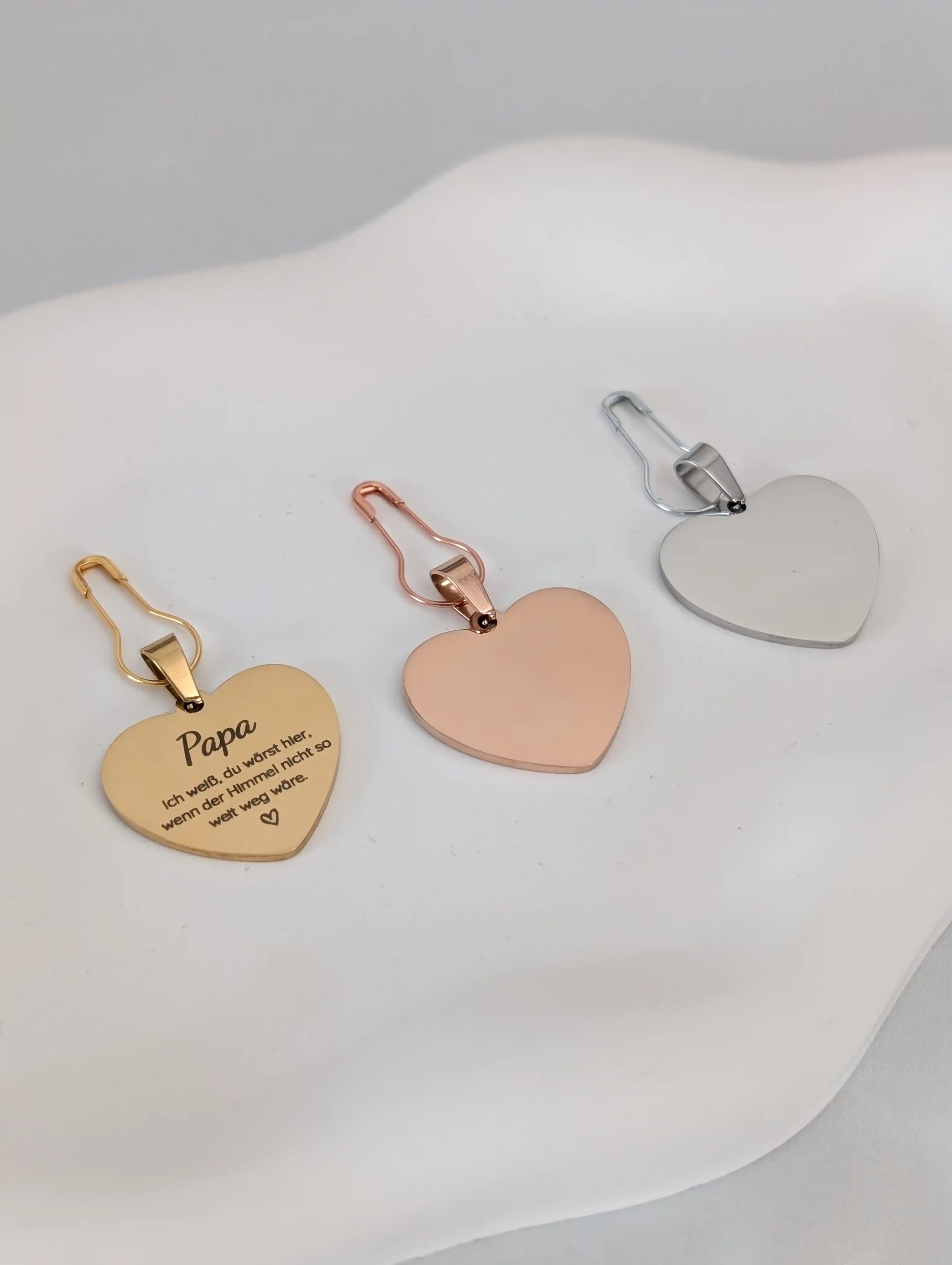 Personalisierte Herzanhänger für den Brautstrauß in Gold, Silber und Roségold mit individueller Gravur zur Hochzeit