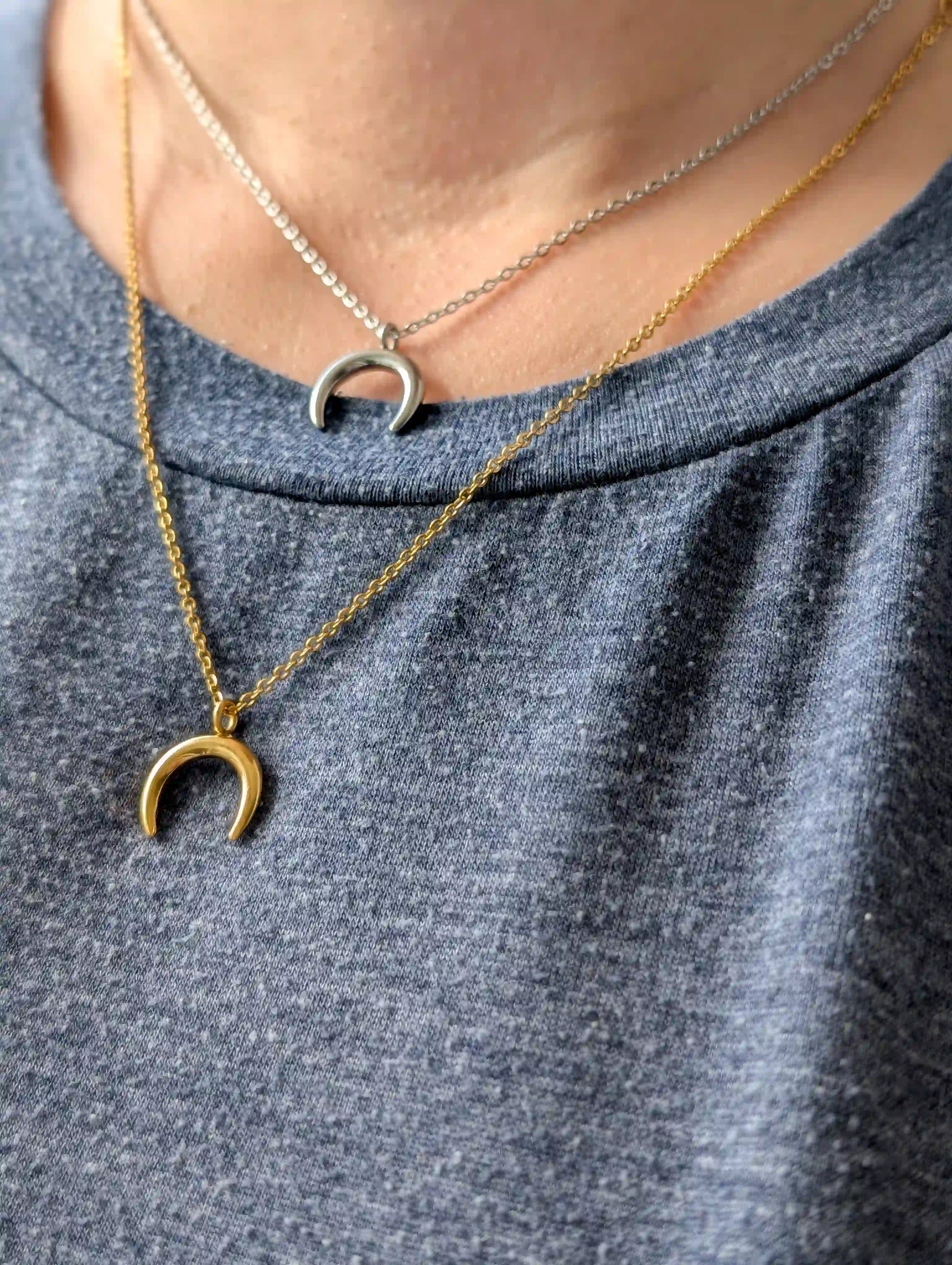 Tragefoto zwei Horn Ketten aus Edelstahl im Layering Look. Obere Kette in silber und untere Kette in gold