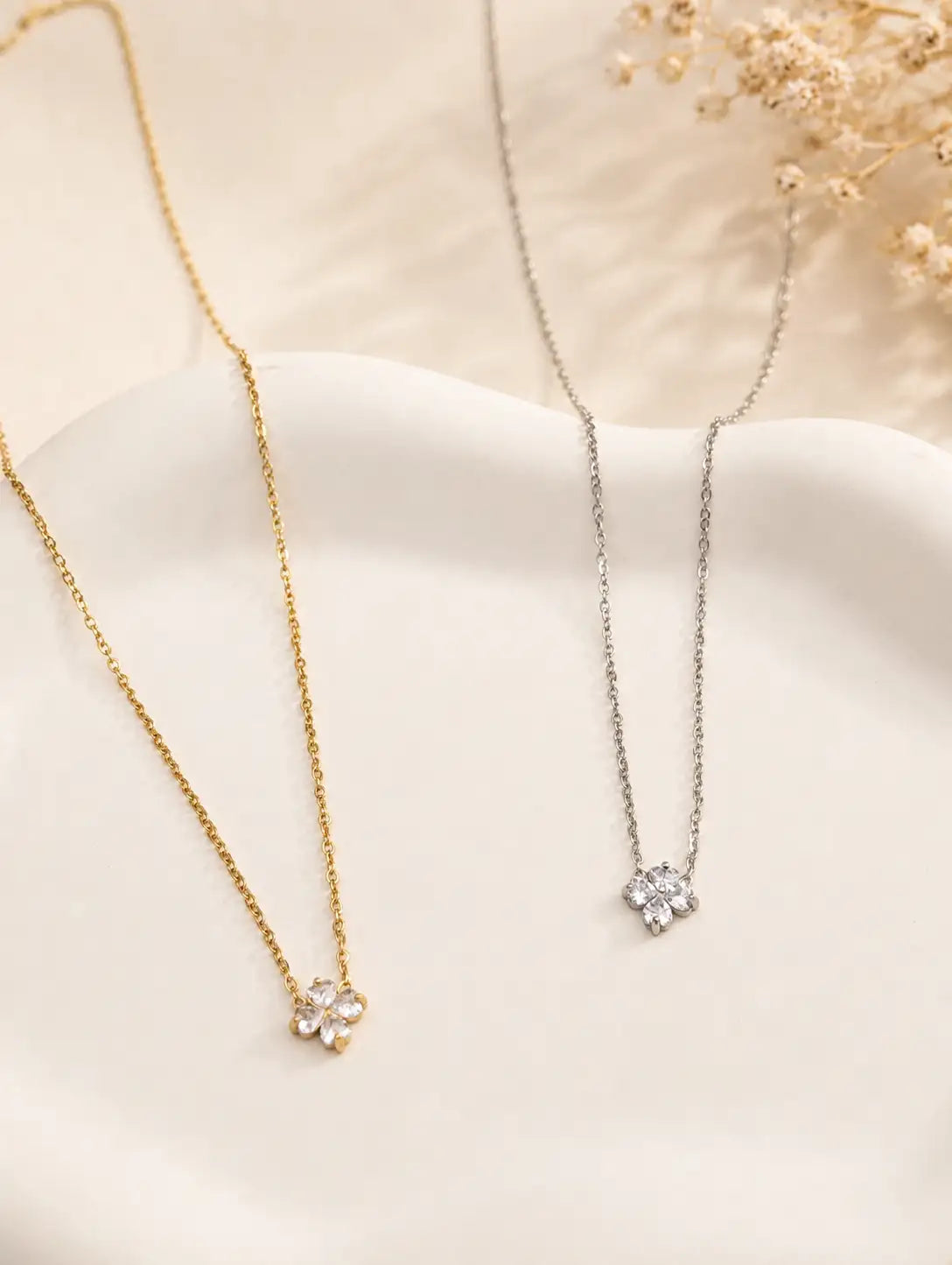 Kleeblatt-Kette aus Edelstahl in Gold und Silber mit funkelnden Zirkonia-Steinen