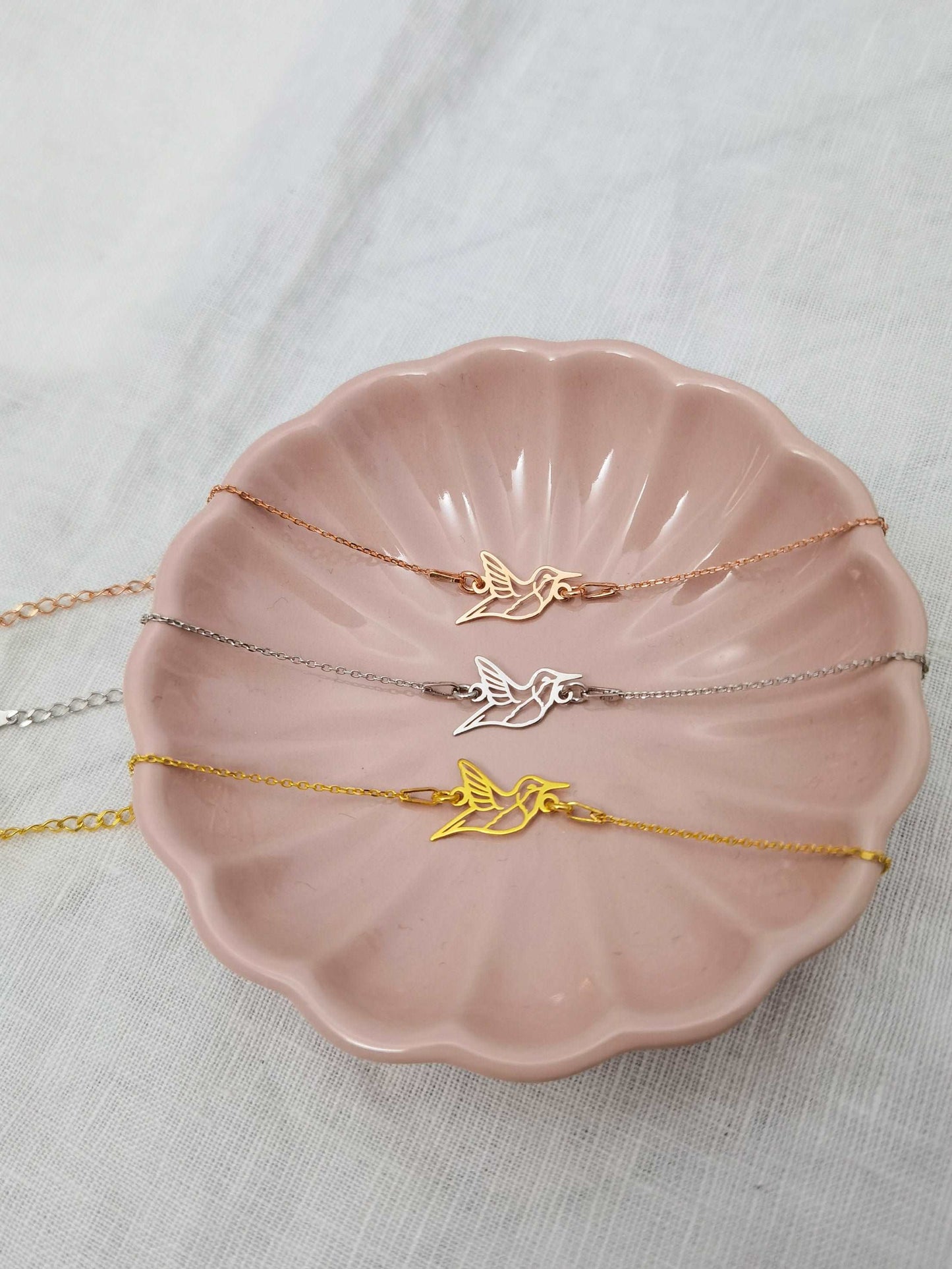 Kolibri Armband in gold, silber und roségold in rosaner Schmuckschale