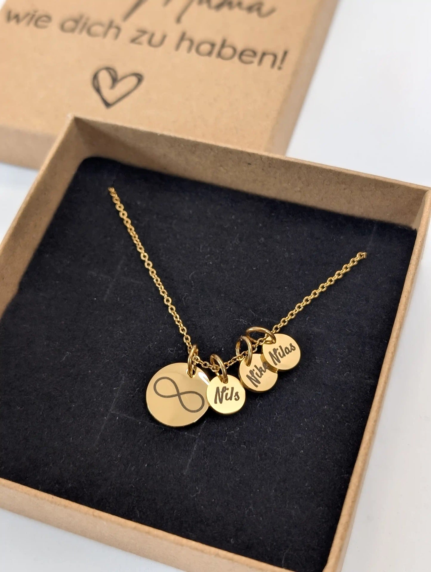 Gravierte Kette für Mama mit mehreren Anhängern, personalisierter Schmuck liebevoll verpackt in Geschenkbox