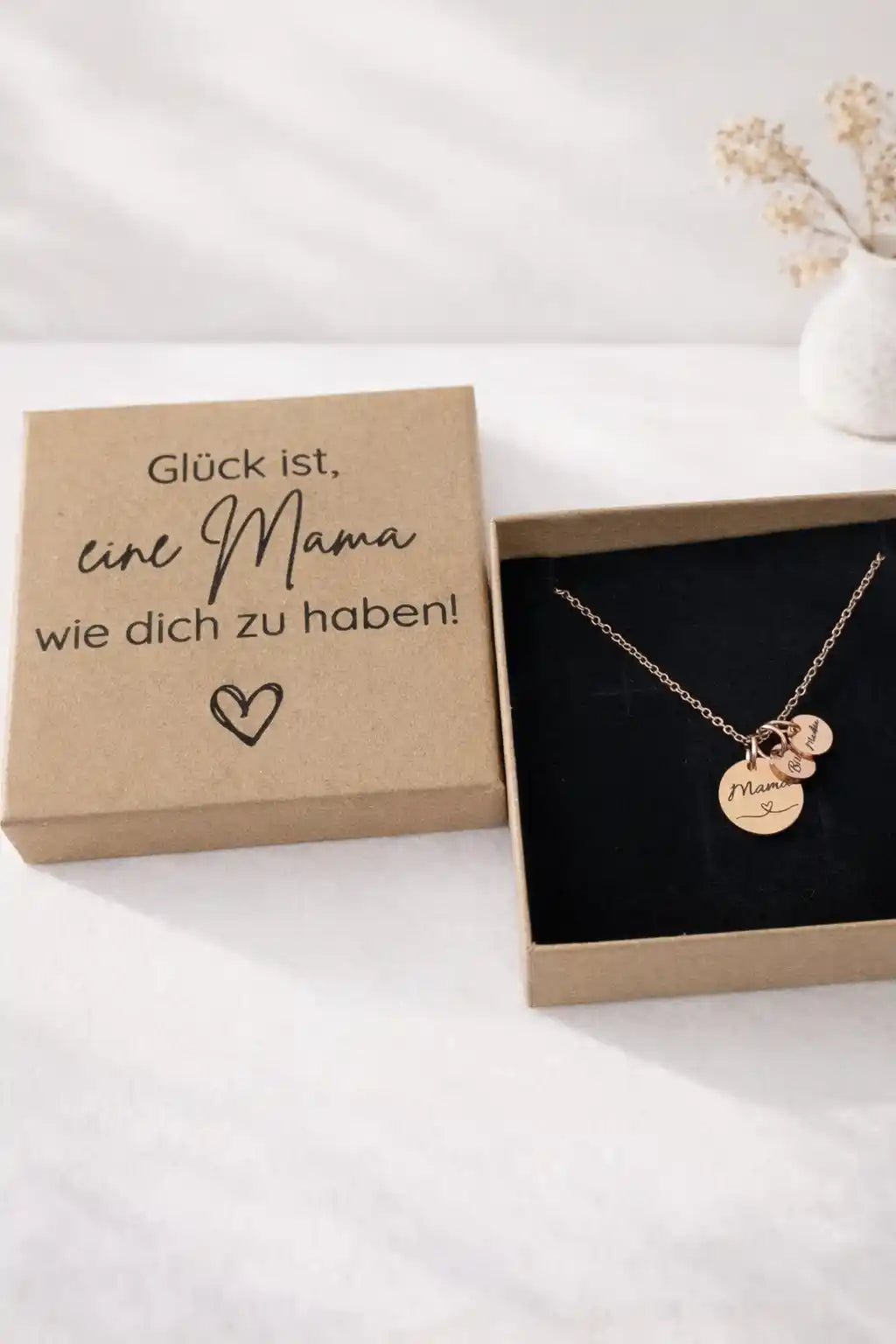 Mama Kette mit drei Anhängern und Schmuckbox mit der Aufschrift Glück ist eine Mama wie dich zu haben - Geschenk für Mama
