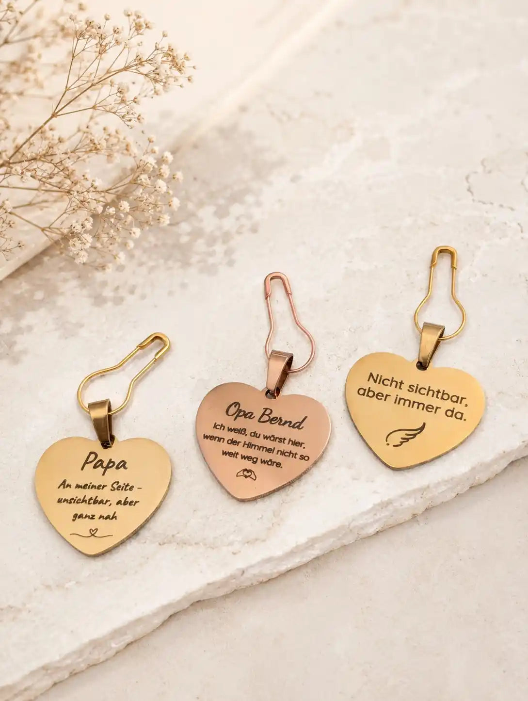 Gravierter Herzanhänger für den Brautstrauß in Gold und Roségold als Memorial Charm Hochzeit