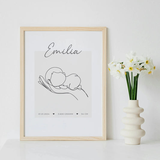 Geburtsposter mit einer Hand, die ein Baby hält. Darüber der Name "Emilia", darunter das Geburtsdatum, das Geburtsgewicht und die Geburtsgröße