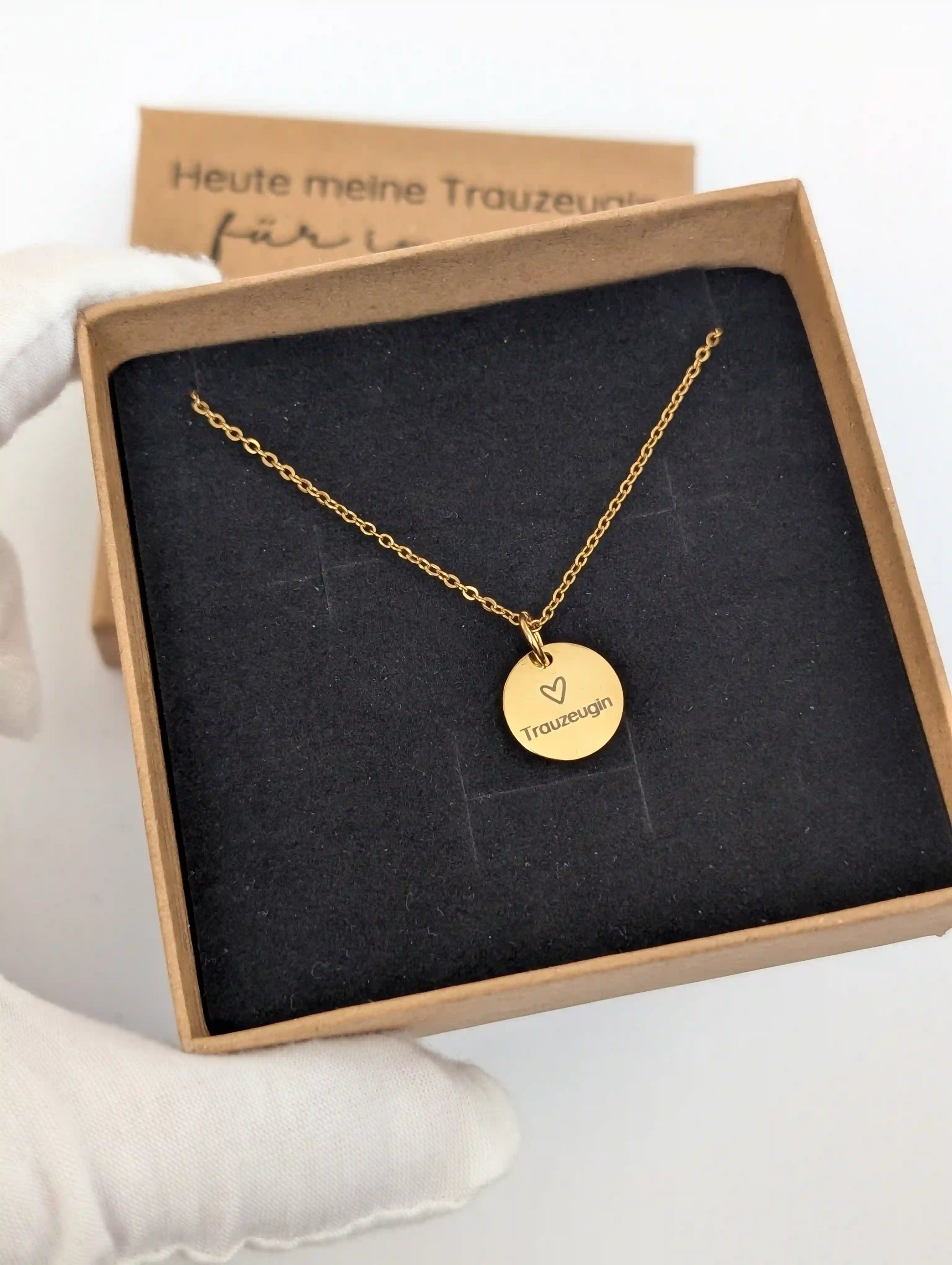 Goldene Trauzeugin Kette in einer schwarzen Schmuckeinlage, gehalten in einer Kraftkarton-Geschenkbox mit Gravur – persönliches Geschenk für die Trauzeugin zur Hochzeit.