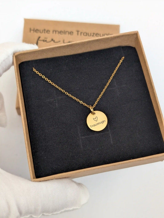 Goldene Trauzeugin Kette in einer schwarzen Schmuckeinlage, gehalten in einer Kraftkarton-Geschenkbox mit Gravur – persönliches Geschenk für die Trauzeugin zur Hochzeit.
