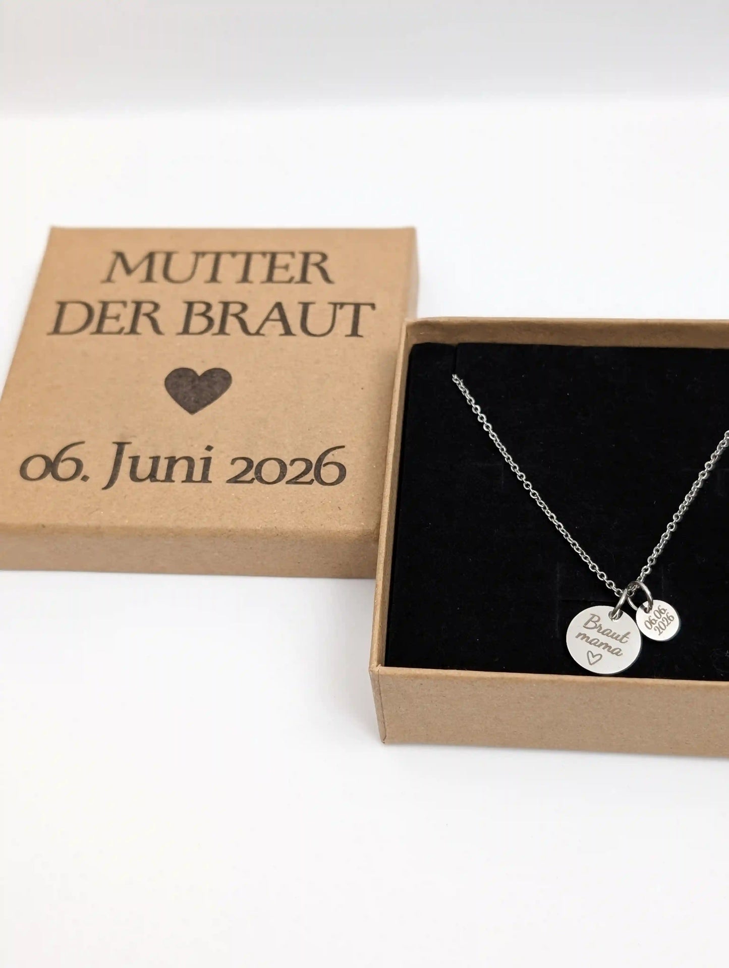 Personalisierte Hochzeitskette für Brautmama mit Namensgravur und Datum in gravierter Kraftkarton-Schmuckbox