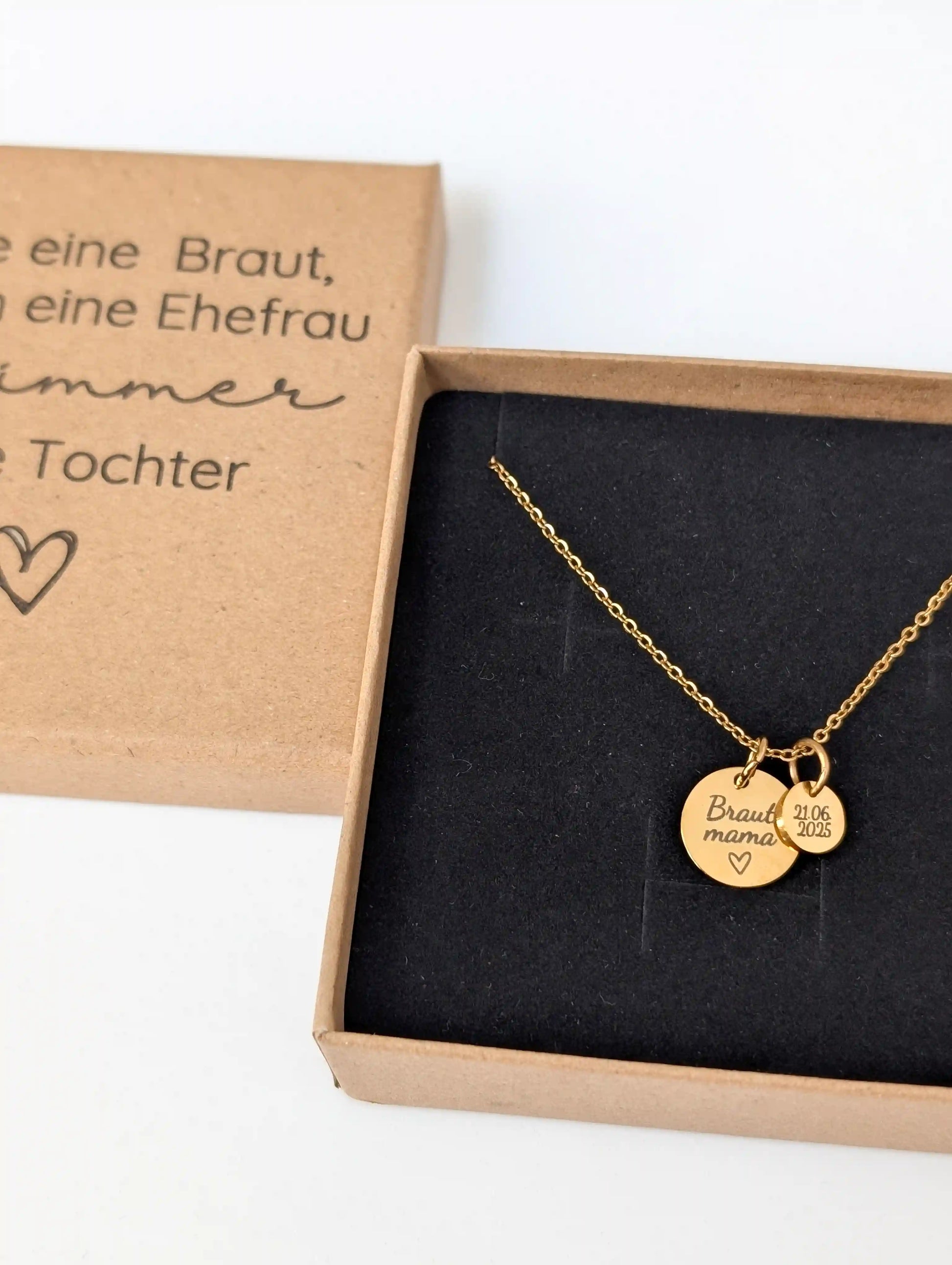 Gravierte Kette für die Mutter der Braut mit rundem Anhänger aus Edelstahl, präsentiert in hochwertiger Schmuckbox