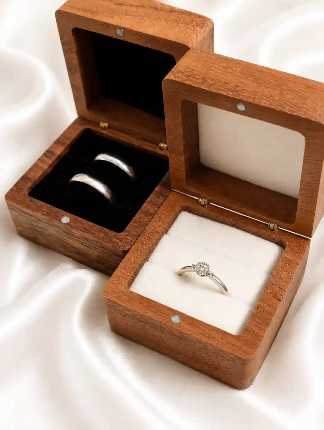 Ringbox mit weißem und schwarzem Samt Inlay für Verlobungsring und Eheringe