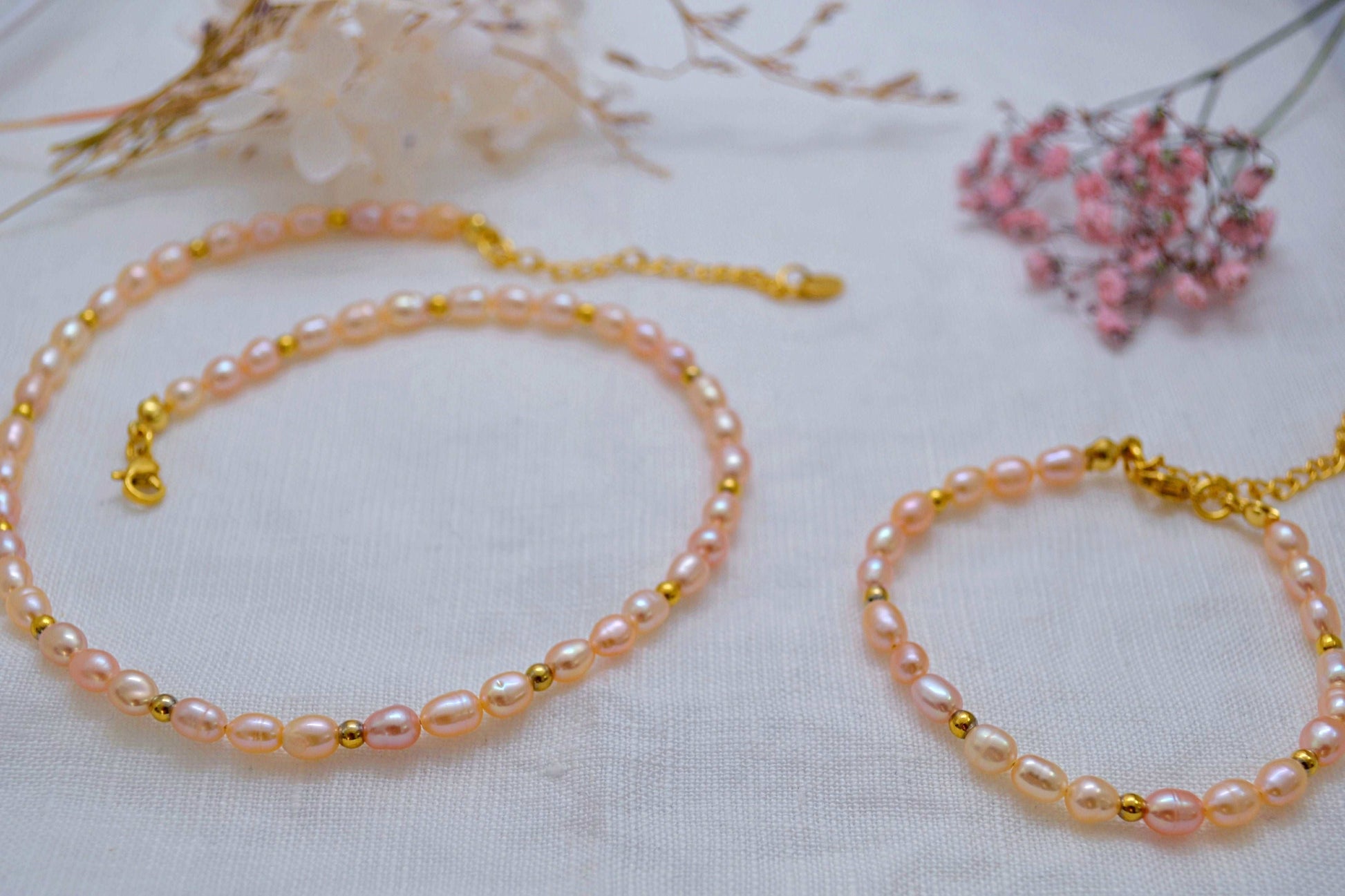 Schmuck Set Kette und Armband mit rosa Süßwasserperlen und goldenen Akzenten