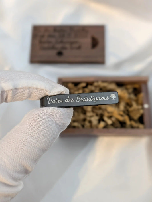 Personalisierte Krawattennadel mit Gravur ‚Vater des Bräutigams‘, präsentiert in einer gravierten Holzbox – elegantes Hochzeitsgeschenk für den Vater des Bräutigams.