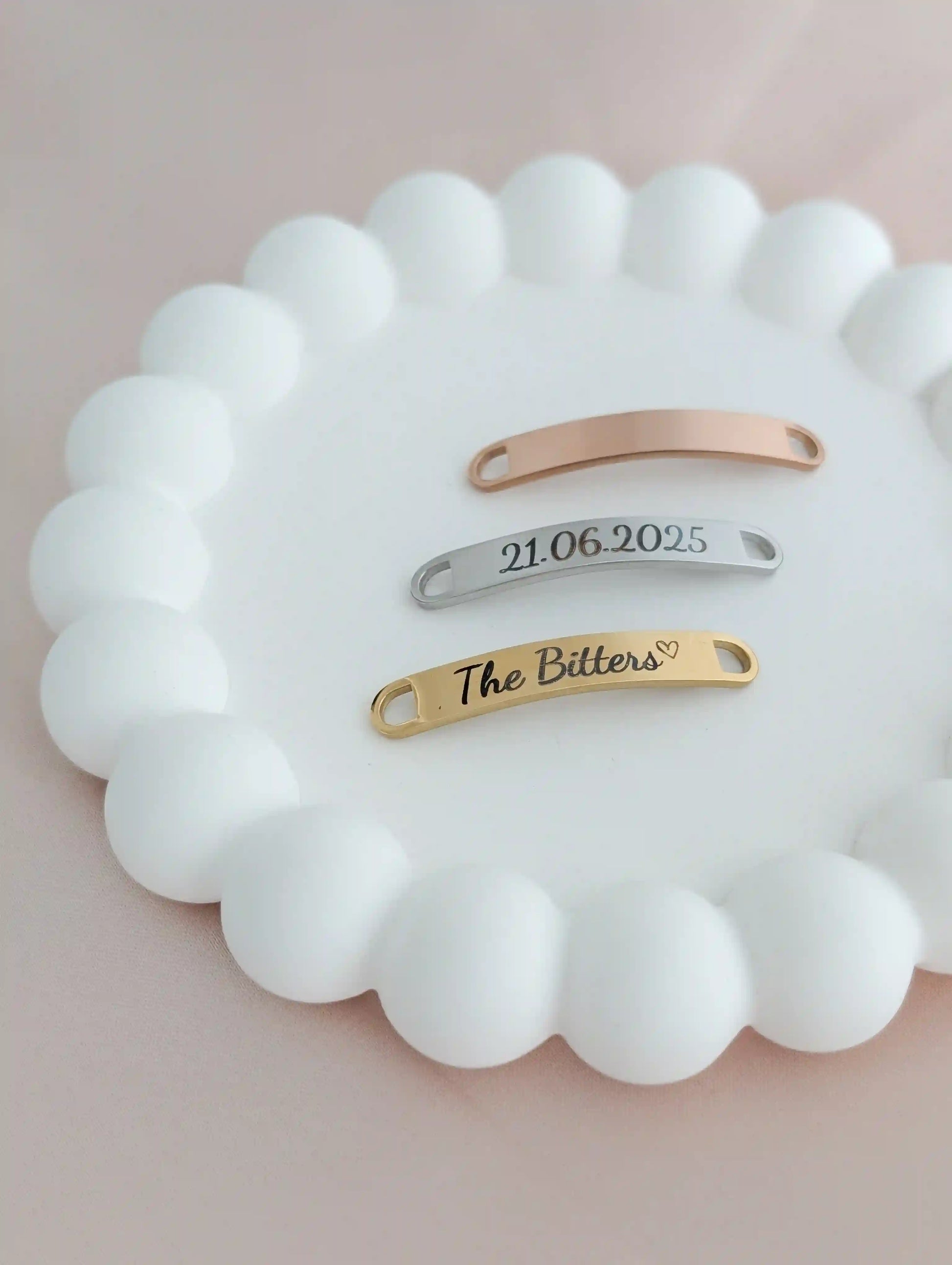 Gravierte Shoe Tags aus Edelstahl in Gold mit Hochzeitsdatum und Schriftzug – personalisierbares Hochzeitsaccessoire für Sneaker