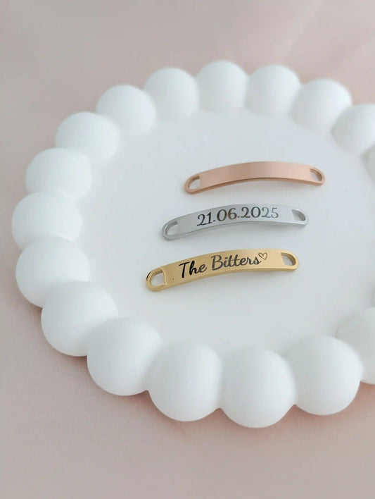 Gravierte Shoe Tags aus Edelstahl in Gold mit Hochzeitsdatum und Schriftzug – personalisierbares Hochzeitsaccessoire für Sneaker