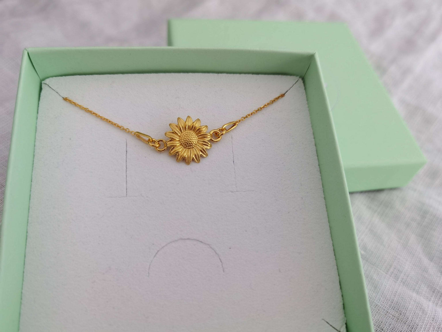 Goldenes Sonnenblume Armband in mintgrüner Schmuckschachtel