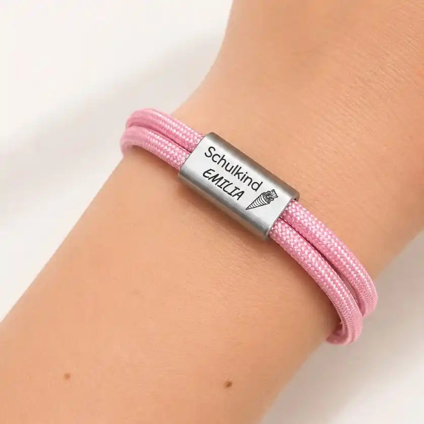 Schulkind Armband am Arm getragen, graviertes Einschulung Geschenk in Rosa