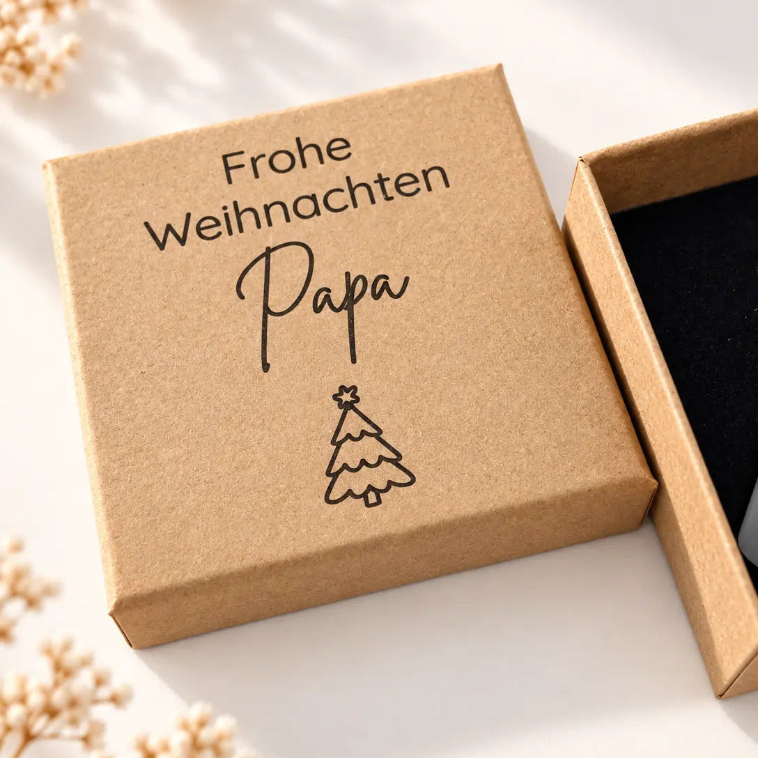 Gravierte Schmuckbox aus Kraftkarton mit Aufschrift Frohe Weihnachten Papa und Weihnachtsbaum als personalisierte Geschenkverpackung