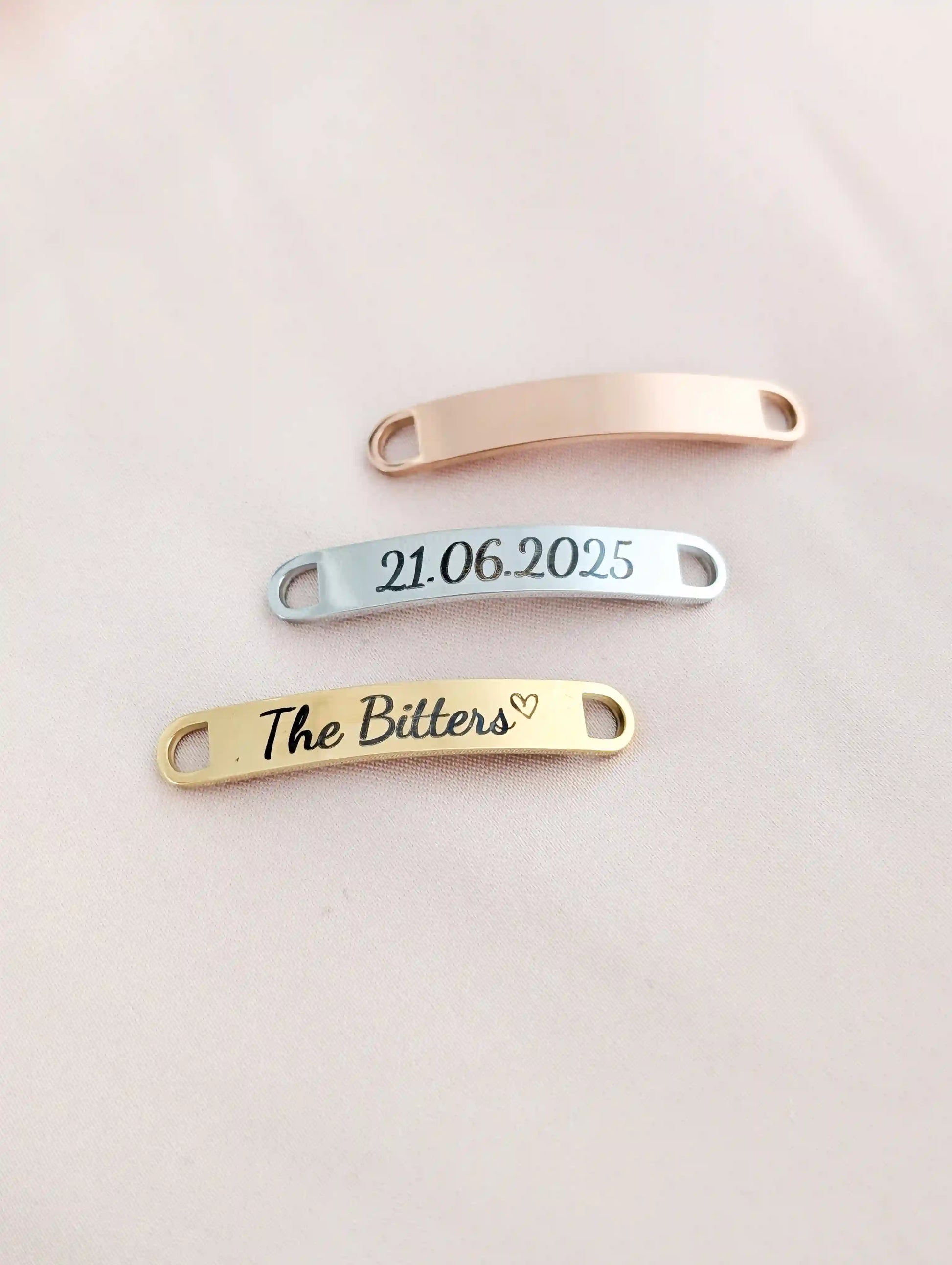 Personalisierte Shoe Tags aus Edelstahl auf dekorativem Hintergrund – Schuh Tags mit Wunschgravur für Hochzeitsschuhe
