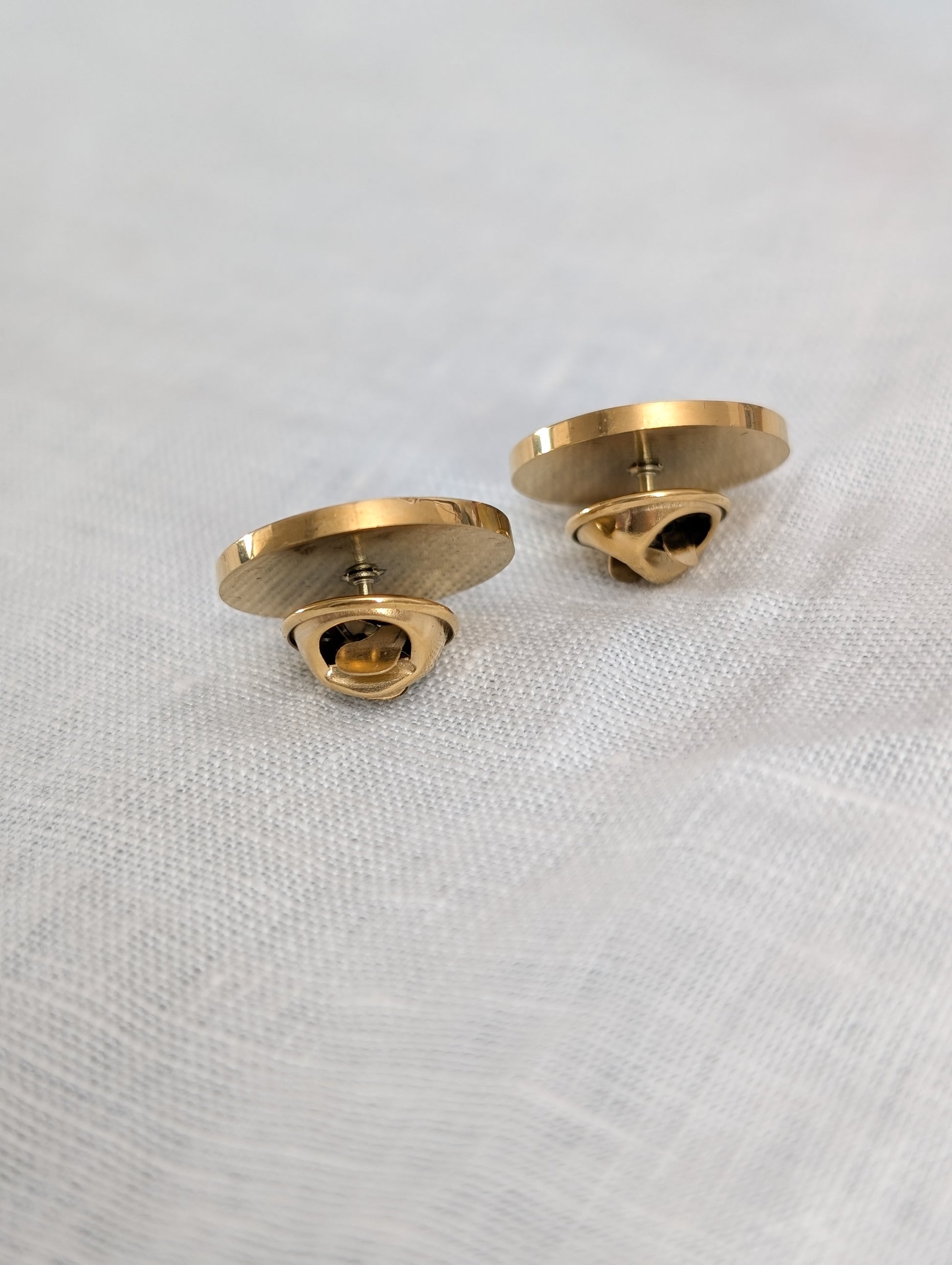 Goldene Brosche Hochzeit personalisierbar Ansicht der Rückseite